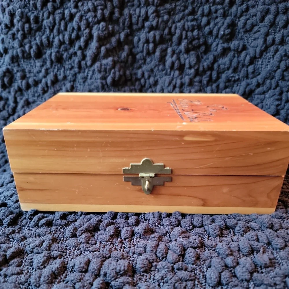 Vintage Holy Bible Prince Of Peace Moose‎ Lodge Mem. in Cedar Box Minnesota Book